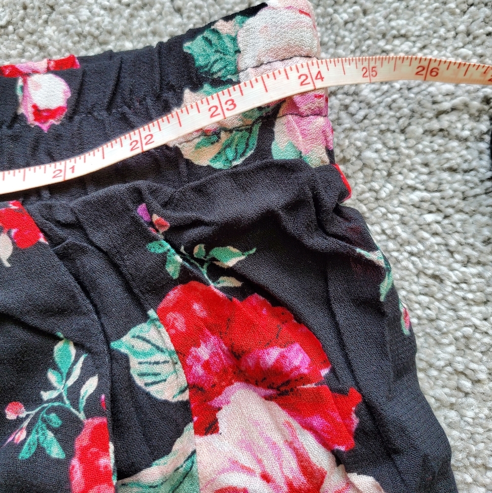 Torrid plus floral ruffle hem shorts, 4XL/ 48", black - Picture 7 of 10
